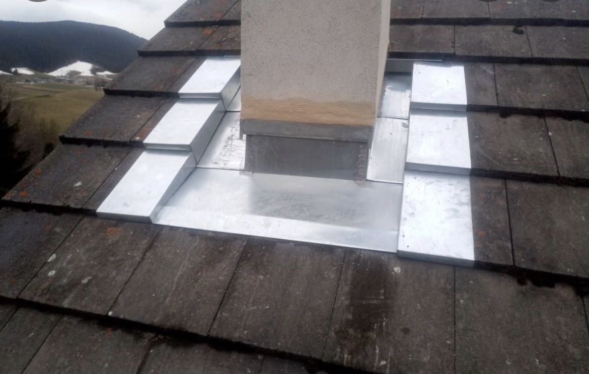 Abergement en zinc autour d'une souche de cheminée