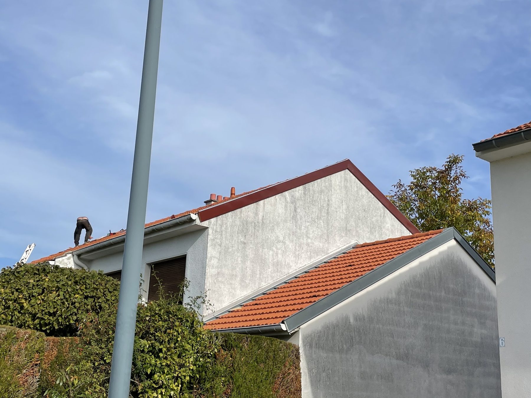 Pignon et rive d'une toiture en tuiles